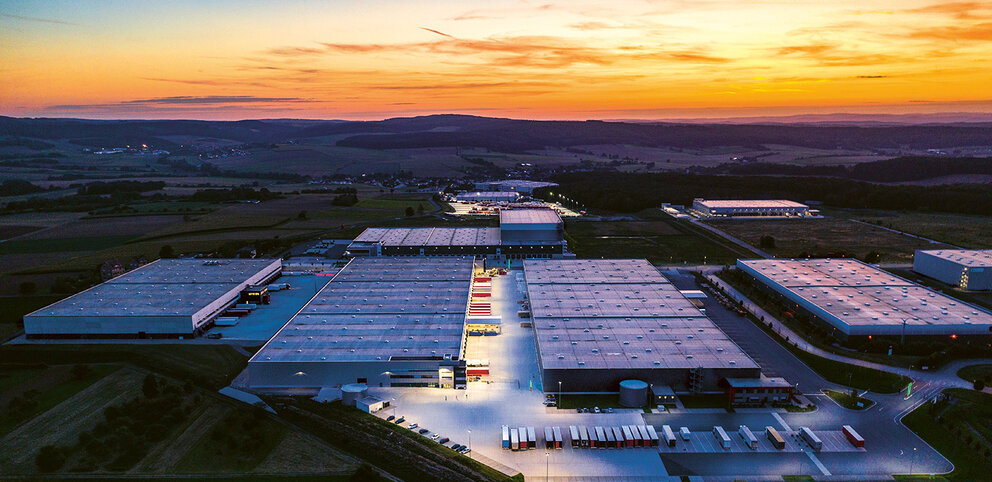 Logistik Bork, Langgöns Große Industriehalle aufgenommen bei Sonnenuntergang.